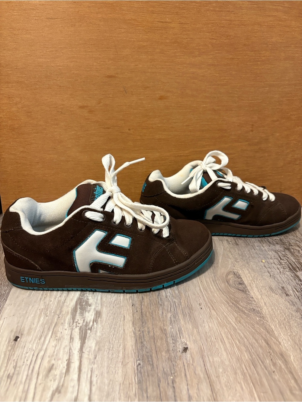 Etnies Brown Suede Sneakers with Teal Highlights